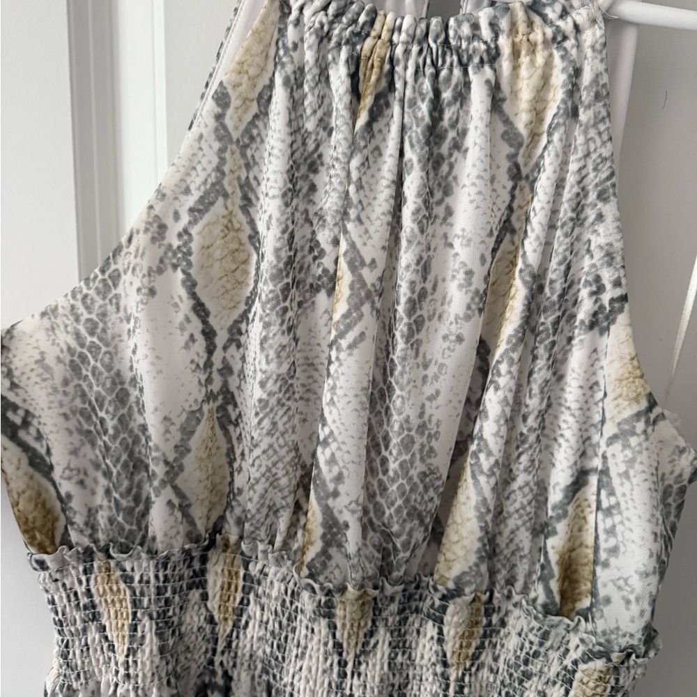 Express Snakeskin Print Top in Gray and Cream - Picture 3 of 3